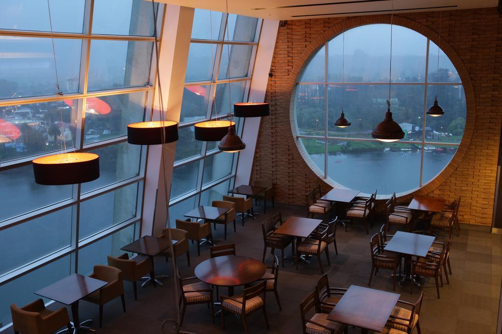 Hotel Dreams Valdivia Exterior foto The interior of the restaurant