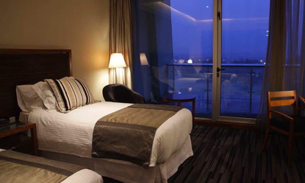Hotel Dreams Valdivia Exterior foto A room at the hotel