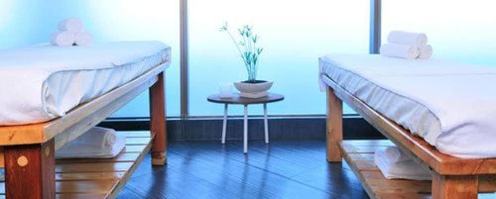 Hotel Dreams Valdivia Exterior foto A small table with a plant