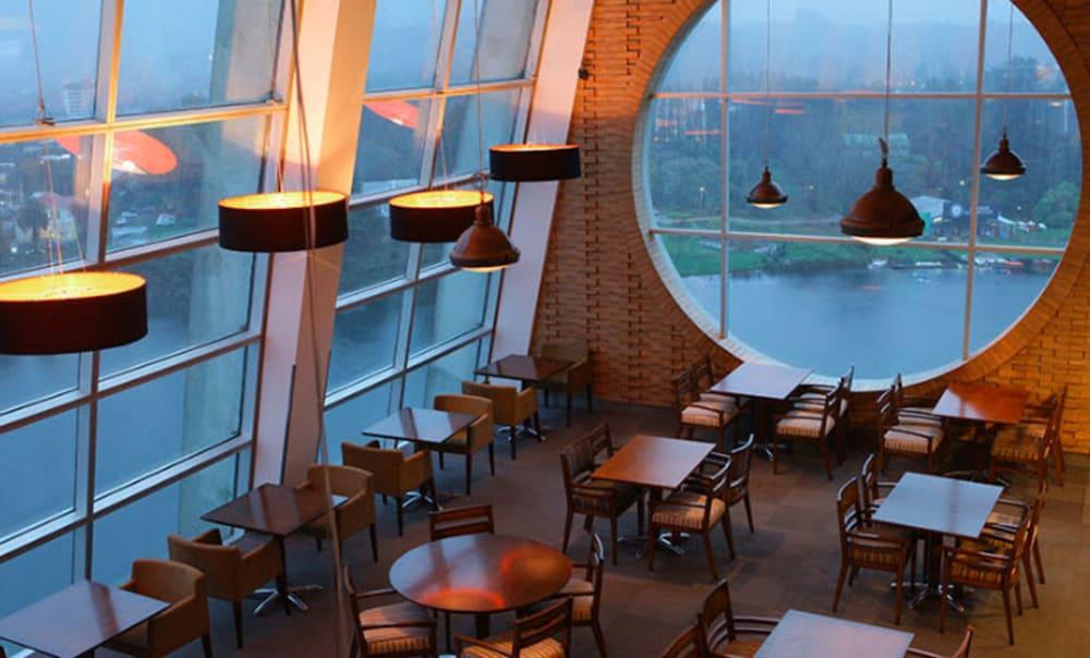 Hotel Dreams Valdivia Exterior foto The interior of the restaurant