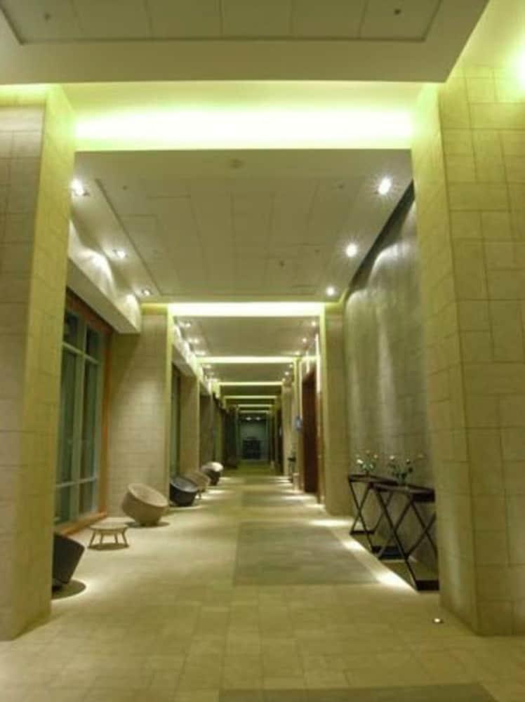 Hotel Dreams Valdivia Exterior foto A corridor at the hotel